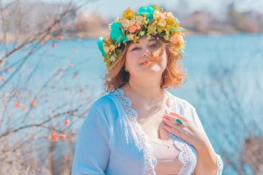 Bayanlar için güneşli, güzel bir Boho etik tarzı. Ayrıca çiçek çelengi olarak Avrupalı, doğal kıyafet mankeni, moda anlayışı.