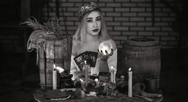 Mulher Cigana Com Cartas Tarô Mãos Ucrânia Konotop Abril Editorial — Fotografia de Stock