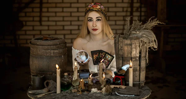 タロットカードを手にしたジプシーの女性 ウクライナコノトップ4月8日 イラスト編集 — ストック写真