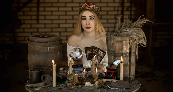 Elinde Tarot Kartları Olan Çingene Kadın Ukrayna Konotop Nisan Llüstrasyon — Stok fotoğraf