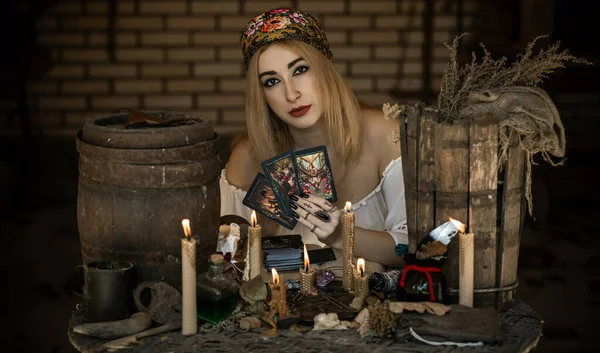 Zigeunervrouw Met Een Tarotkaart Handen Oekraïne Konotop April Illustratieve Redactie — Stockfoto