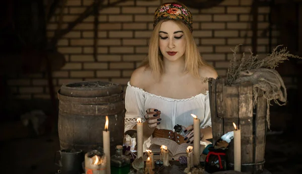 Zigeunervrouw Met Tarotkaarten Andere Heksendingen Occultisme Lotsvoorspellingen — Stockfoto