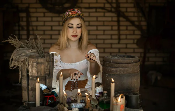 Zigeunervrouw Met Tarotkaarten Andere Heksendingen Occultisme Lotsvoorspellingen — Stockfoto