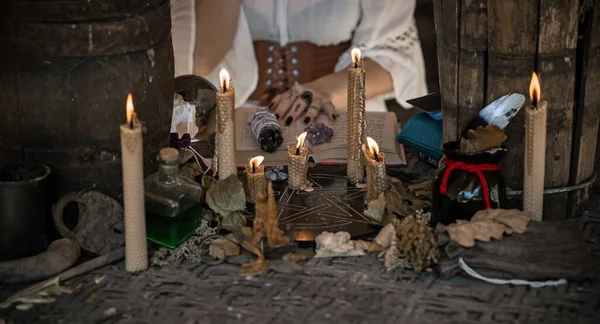 Mujer Gitana Con Cartas Del Tarot Otras Cosas Brujas Concepto —  Fotos de Stock