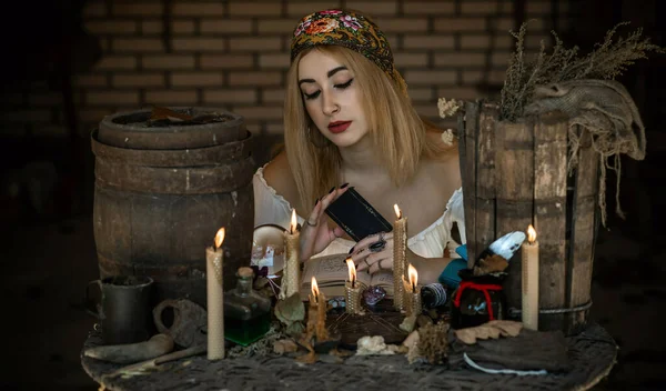 Mulher Cigana Com Cartas Tarô Outras Coisas Bruxa Conceito Ocultismo — Fotografia de Stock