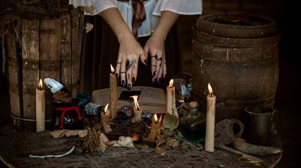 キャンドルと神秘的なシーン 明確な暗いエネルギー お金のための儀式 — ストック写真