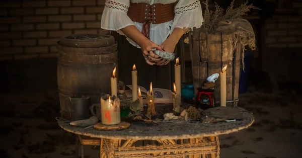 神秘的场景与蜡烛 明确的暗能量 仪式金钱 — 图库照片