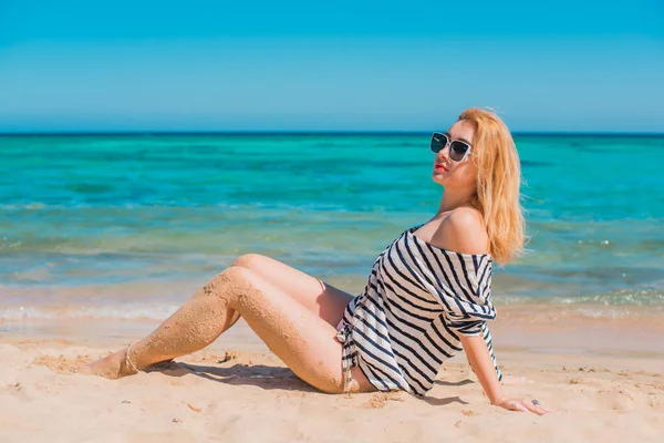 Temporada Verano Vacaciones Mar Océano Mujer Descansa Orilla Bastante Bonito — Foto de Stock