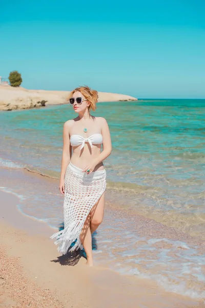 Sommersaison Urlaub Auf See Meer Frau Macht Rast Land Schöne — Stockfoto