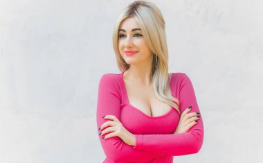 Klasik kız pembe tonlu Barbie bebeğe benziyor. Sarışın kadın makyaj malzemesi pembe kazak giyer, şık bir konsept.