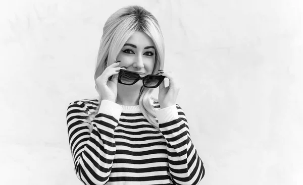 60S 70S Look Woman Blonde Hair Vintage Makeup Wear Striped — Stock Photo, Image