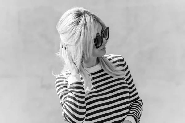Виглядають Жінка Блондинка Волосся Вінтажний Макіяж Одягнений Смугастий Джемпер Модна — стокове фото