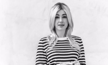 60 'lar-70' ler görünüşü. Sarışın kadın makyaj malzemesi çizgili kazak, modaya uygun bir konsept.