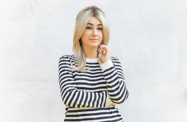 Wygląd Lat Kobieta Blondynka Włosy Vintage Makijaż Nosić Paski Sweter — Zdjęcie stockowe