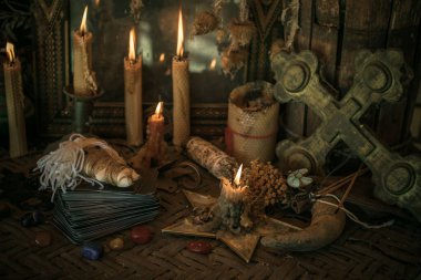 Sihirli illüstrasyon, esrarengiz kavram. Temiz karanlık enerji için mumlar. Masadaki cadı ve putperest şeyler.