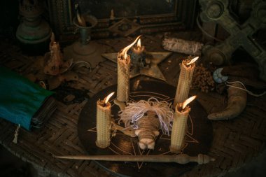 Sihirli illüstrasyon, esrarengiz kavram. Temiz karanlık enerji için mumlar. Masadaki cadı ve putperest şeyler.