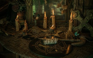 Sihirli illüstrasyon, esrarengiz kavram. Temiz karanlık enerji için mumlar. Masadaki cadı ve putperest şeyler.