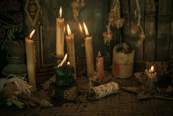 魔法のイラスト 難解なコンセプト きれいな暗いエネルギーのためのキャンドル テーブルの上のウィッカと異教のもの — ストック写真