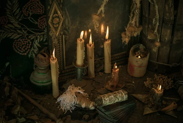 魔法のイラスト 難解なコンセプト きれいな暗いエネルギーのためのキャンドル テーブルの上のウィッカと異教のもの — ストック写真
