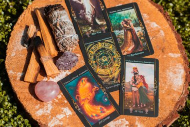 Tarot kartı konseptli sahne. Kehanetler için mistik bir kahin. Ukrayna Kiev 24 Nisan - İllüstrasyon Editörü