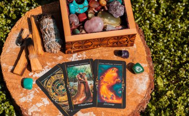 Tarot kartı konseptli sahne. Kehanetler için mistik bir kahin. Ukrayna Kiev 24 Nisan - İllüstrasyon Editörü
