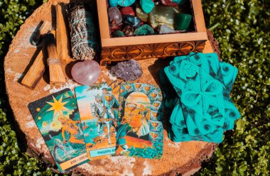 Tarot kartı konseptli sahne. Kehanetler için mistik bir kahin. Ukrayna Kiev 24 Nisan - İllüstrasyon Editörü