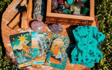 Tarot kartı konseptli sahne. Kehanetler için mistik bir kahin. Ukrayna Kiev 24 Nisan - İllüstrasyon Editörü