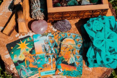 Tarot kartı konseptli sahne. Kehanetler için mistik bir kahin. Ukrayna Kiev 24 Nisan - İllüstrasyon Editörü