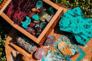 Tarot kartı konseptli sahne. Kehanetler için mistik bir kahin. Ukrayna Kiev 24 Nisan - İllüstrasyon Editörü