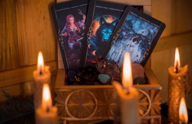 Tarot kartı konseptli sahne. Kehanetler için mistik bir kahin. Ukrayna Kiev 24 Nisan - İllüstrasyon Editörü