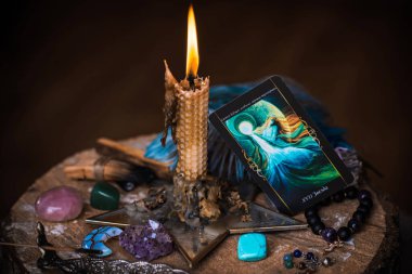 Tarot kartı konseptli sahne. Kehanetler için mistik bir kahin. Ukrayna Kiev 24 Nisan - İllüstrasyon Editörü