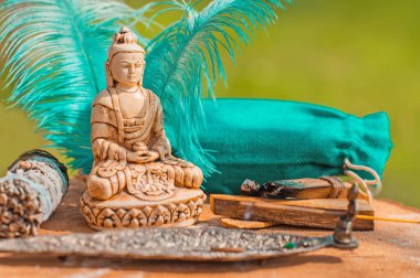 Evde meditasyon yapıyorum, Reiki. Manevi denge, çakra temizliği, rahatlama konsepti.