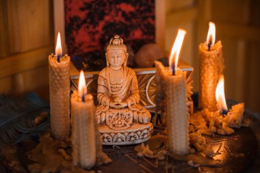 Evde meditasyon yapıyorum, Reiki. Manevi denge, çakra temizliği, rahatlama konsepti.