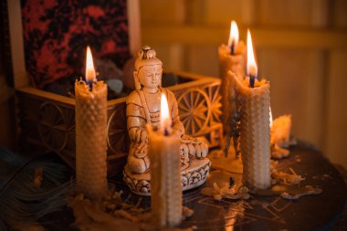 Evde meditasyon yapıyorum, Reiki. Manevi denge, çakra temizliği, rahatlama konsepti.