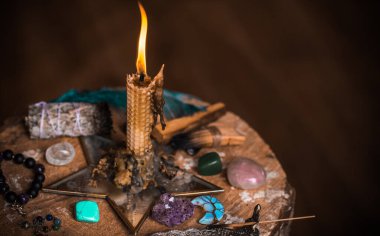 Sihirli illüstrasyon, esrarengiz kavram. Enerjini temizlemek için mumlar, Reiki. Masadaki değerli taşlar ve diğer şeyler.