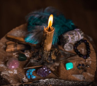 Sihirli illüstrasyon, esrarengiz kavram. Enerjini temizlemek için mumlar, Reiki. Masadaki değerli taşlar ve diğer şeyler.