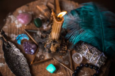 Sihirli illüstrasyon, esrarengiz kavram. Enerjini temizlemek için mumlar, Reiki. Masadaki değerli taşlar ve diğer şeyler.