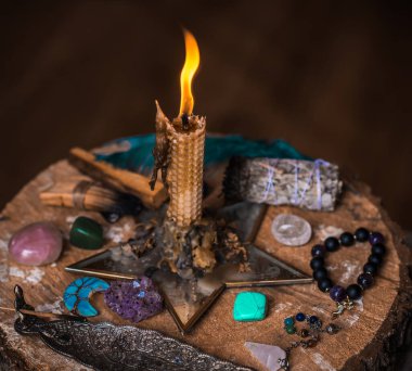 Sihirli illüstrasyon, esrarengiz kavram. Enerjini temizlemek için mumlar, Reiki. Masadaki değerli taşlar ve diğer şeyler.