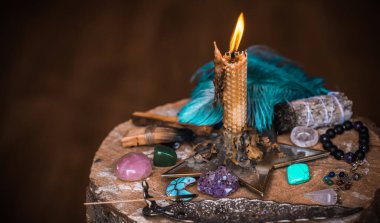 Sihirli illüstrasyon, esrarengiz kavram. Enerjini temizlemek için mumlar, Reiki. Masadaki değerli taşlar ve diğer şeyler.