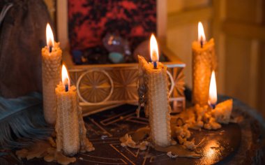 Sihirli illüstrasyon, esrarengiz kavram. Enerjini temizlemek için mumlar, Reiki. Masadaki değerli taşlar ve diğer şeyler.