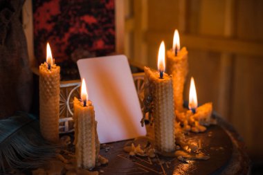 Sihirli illüstrasyon, esrarengiz kavram. Enerjini temizlemek için mumlar, Reiki. Masadaki değerli taşlar ve diğer şeyler.