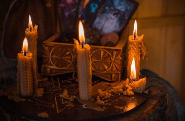 Sihirli illüstrasyon, esrarengiz kavram. Enerjini temizlemek için mumlar, Reiki. Masadaki değerli taşlar ve diğer şeyler.