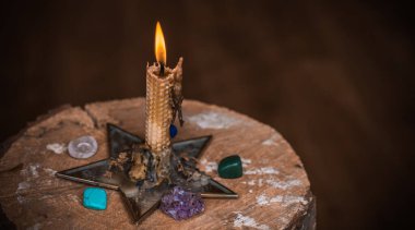 Sihirli illüstrasyon, esrarengiz kavram. Enerjini temizlemek için mumlar, Reiki. Masadaki değerli taşlar ve diğer şeyler.
