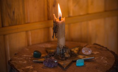 Sihirli illüstrasyon, esrarengiz kavram. Enerjini temizlemek için mumlar, Reiki. Masadaki değerli taşlar ve diğer şeyler.