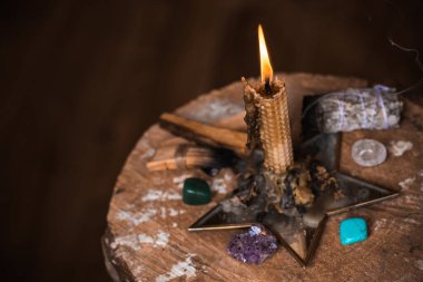 Sihirli illüstrasyon, esrarengiz kavram. Enerjini temizlemek için mumlar, Reiki. Masadaki değerli taşlar ve diğer şeyler.