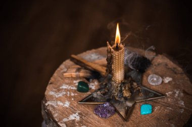Sihirli illüstrasyon, esrarengiz kavram. Enerjini temizlemek için mumlar, Reiki. Masadaki değerli taşlar ve diğer şeyler.