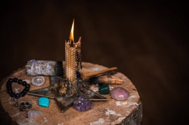 Sihirli illüstrasyon, esrarengiz kavram. Enerjini temizlemek için mumlar, Reiki. Masadaki değerli taşlar ve diğer şeyler.