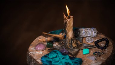 Sihirli illüstrasyon, esrarengiz kavram. Enerjini temizlemek için mumlar, Reiki. Masadaki değerli taşlar ve diğer şeyler.
