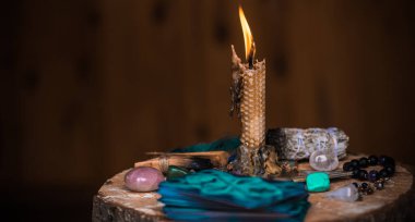 Sihirli illüstrasyon, esrarengiz kavram. Enerjini temizlemek için mumlar, Reiki. Masadaki değerli taşlar ve diğer şeyler.