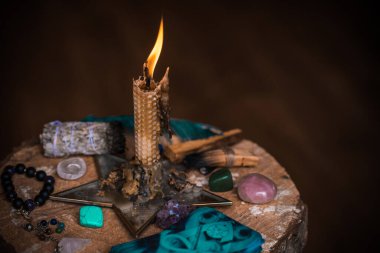 Sihirli illüstrasyon, esrarengiz kavram. Enerjini temizlemek için mumlar, Reiki. Masadaki değerli taşlar ve diğer şeyler.